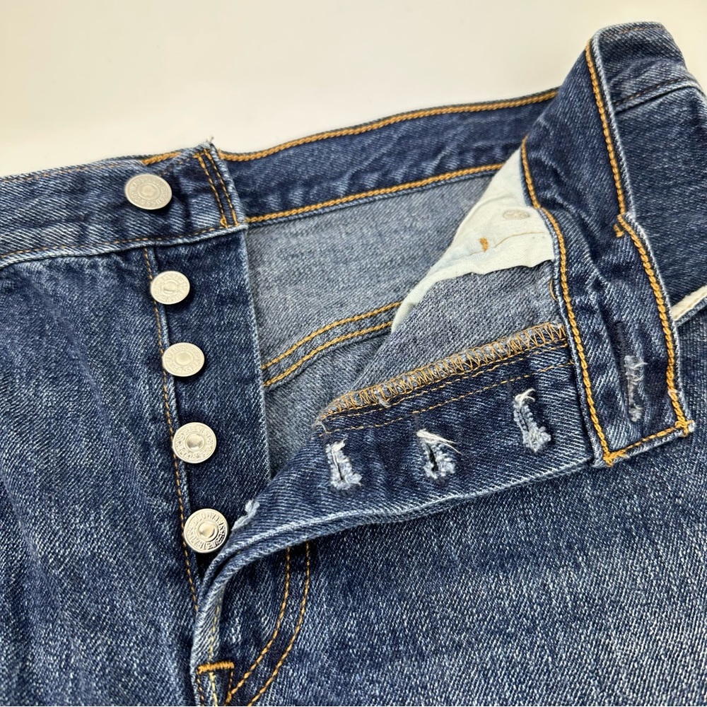 Levi’s 501 Vintage Style Button Fly Raw Hem Shorts - Picture 3 of 6